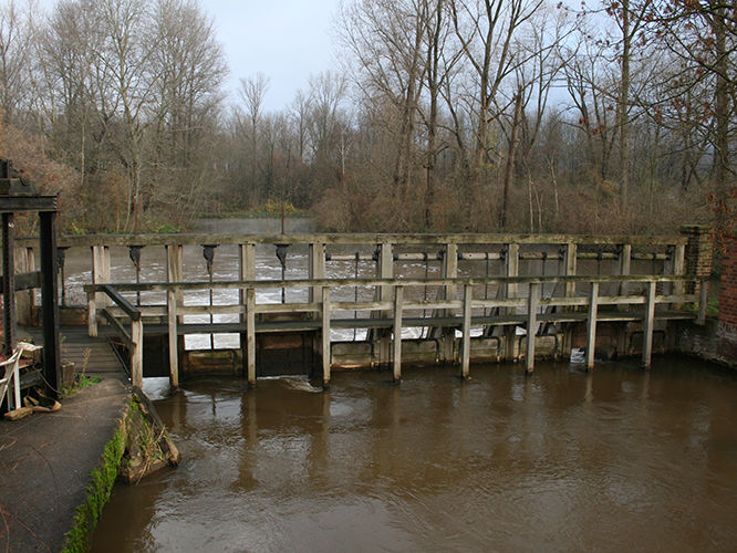 Flutschleuse der Gustorfer Mühle an der Erft. Foto: Dr. R. Kreiner 2008.