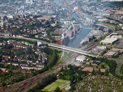 Duisburger Innenhafen mit Blick auf die Küppers Mühle