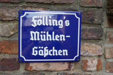 Der neue Eigentümer der Correns-Mühle heißt Fölling und hat ein Schild mit seinen Namen an der Mühle angebracht