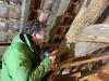 Mitarbeiter des LVR untersucht das Balkenwerk der Wassermühle Embken